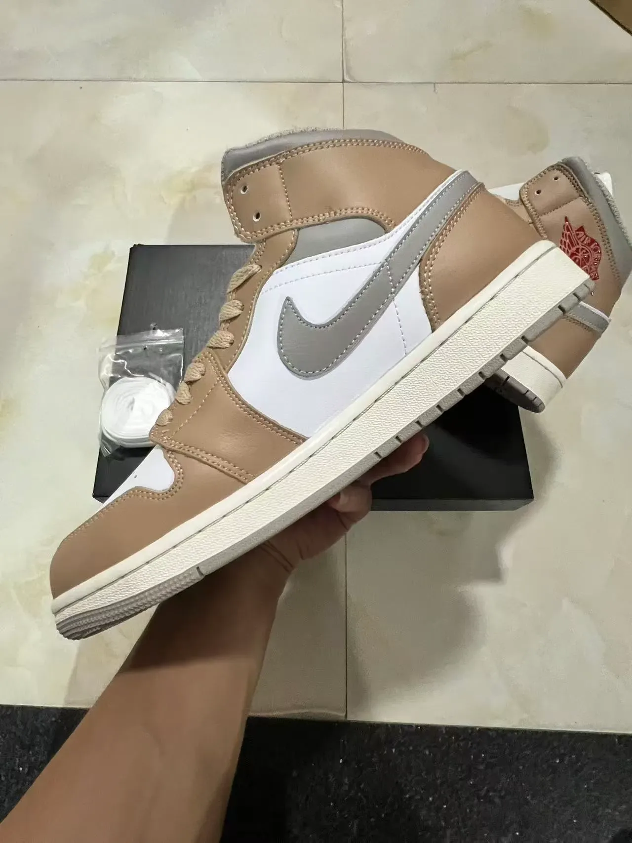 Air Jordan Chaussures de Basket Beige Blanc Hautes Cuir et Synthétique 5