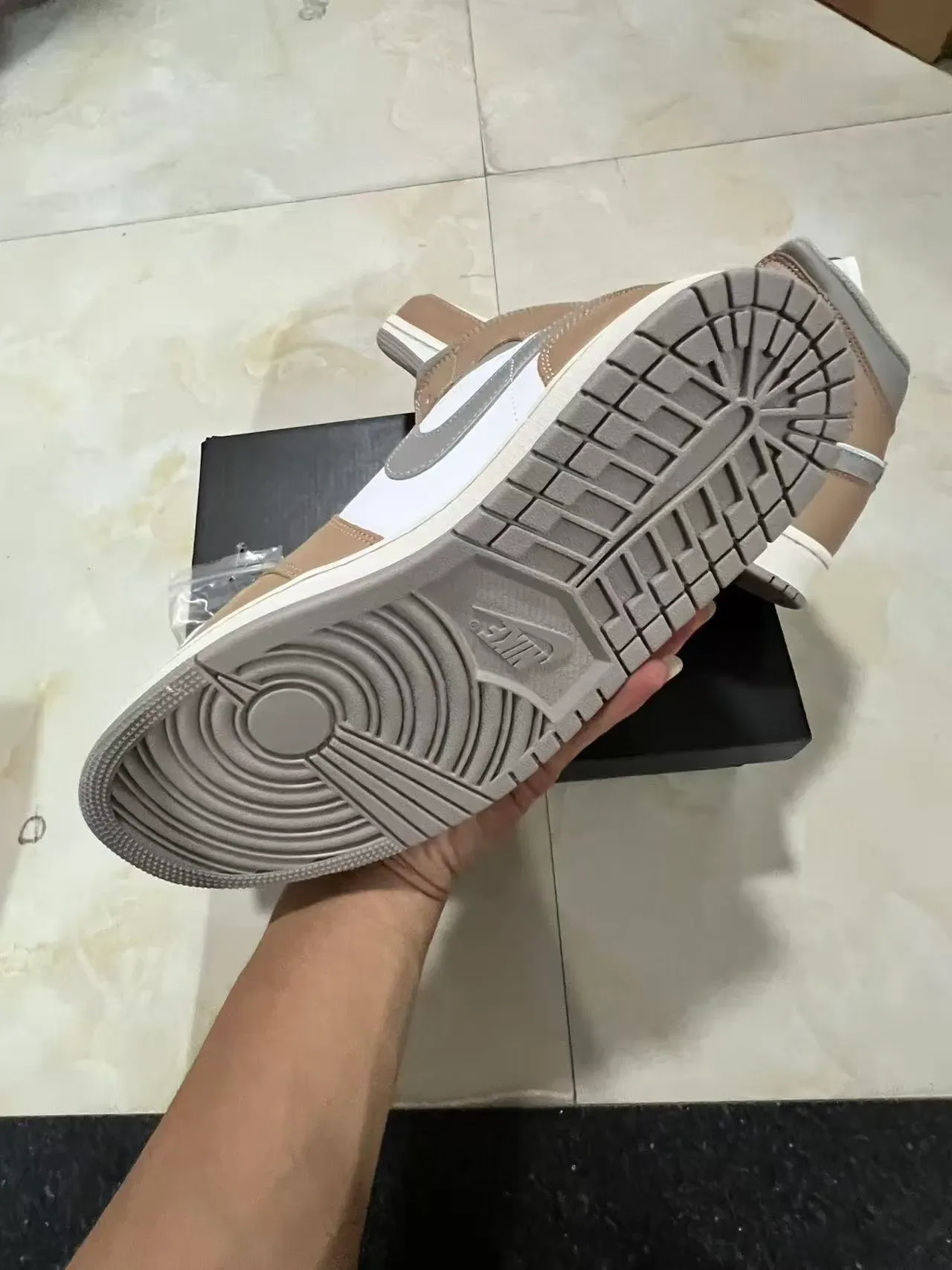 Air Jordan Chaussures de Basket Beige Blanc Hautes Cuir et Synthétique 6