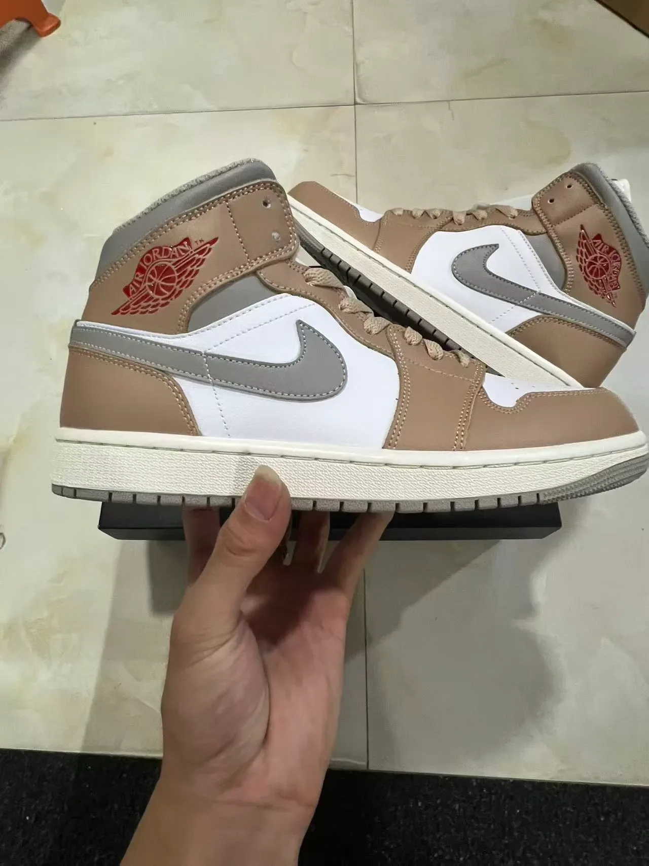 Air Jordan Chaussures de Basket Beige Blanc Hautes Cuir et Synthétique 7