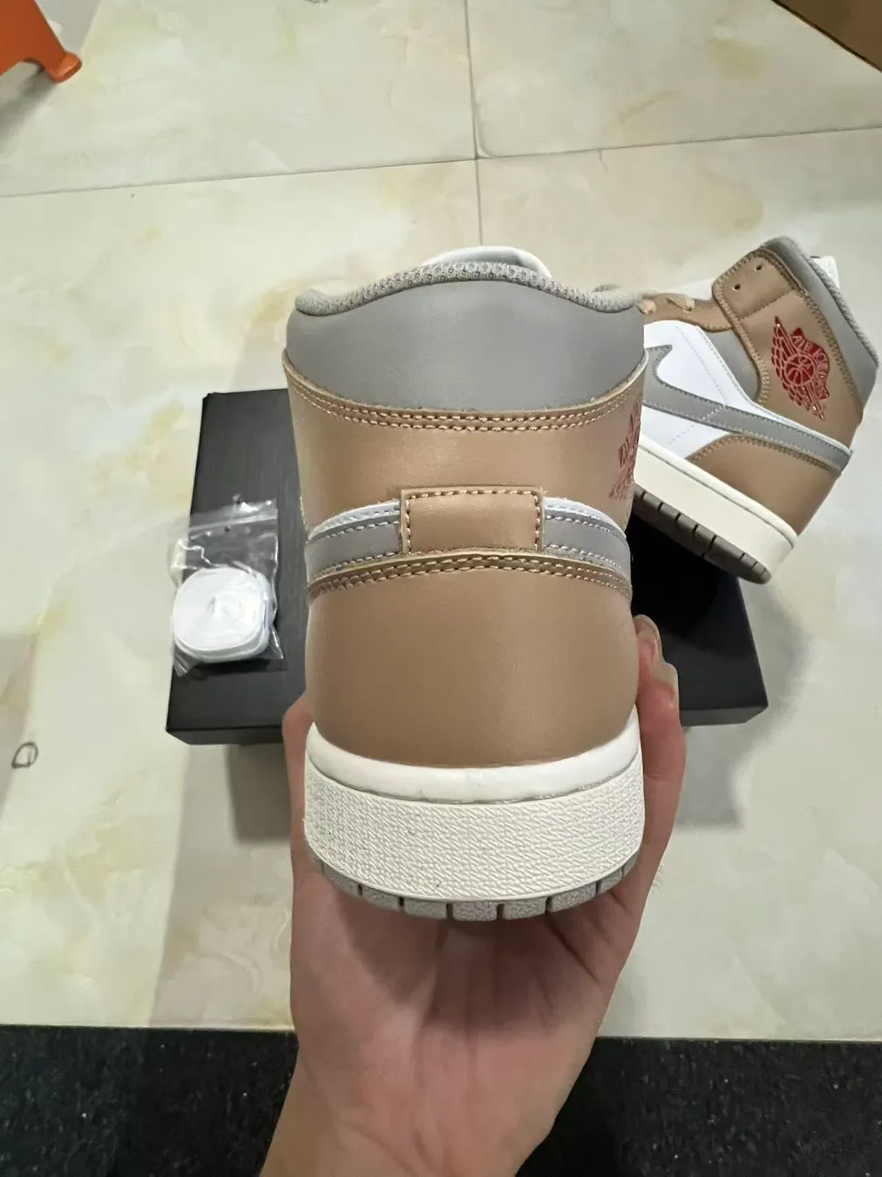 Air Jordan Chaussures de Basket Beige Blanc Hautes Cuir et Synthétique 8