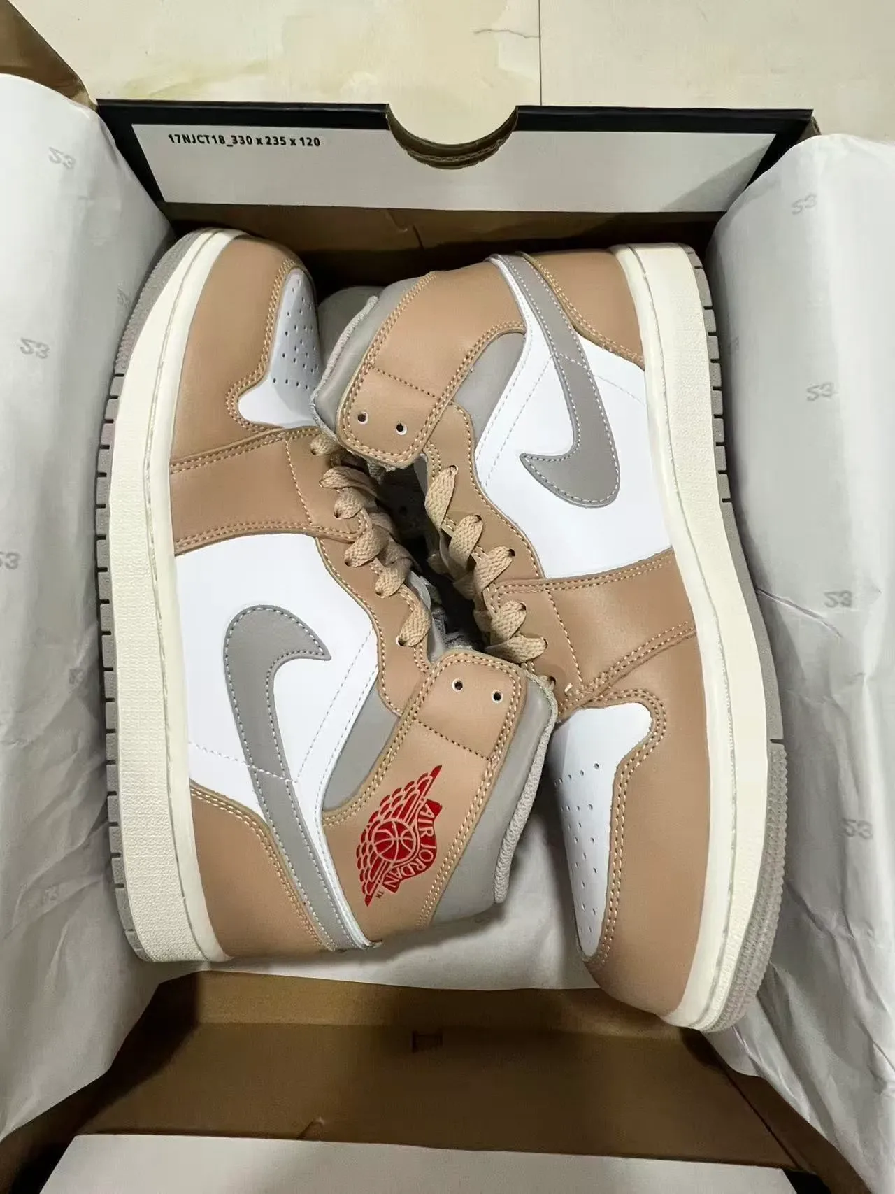Air Jordan Chaussures de Basket Beige Blanc Hautes Cuir et Synthétique 9