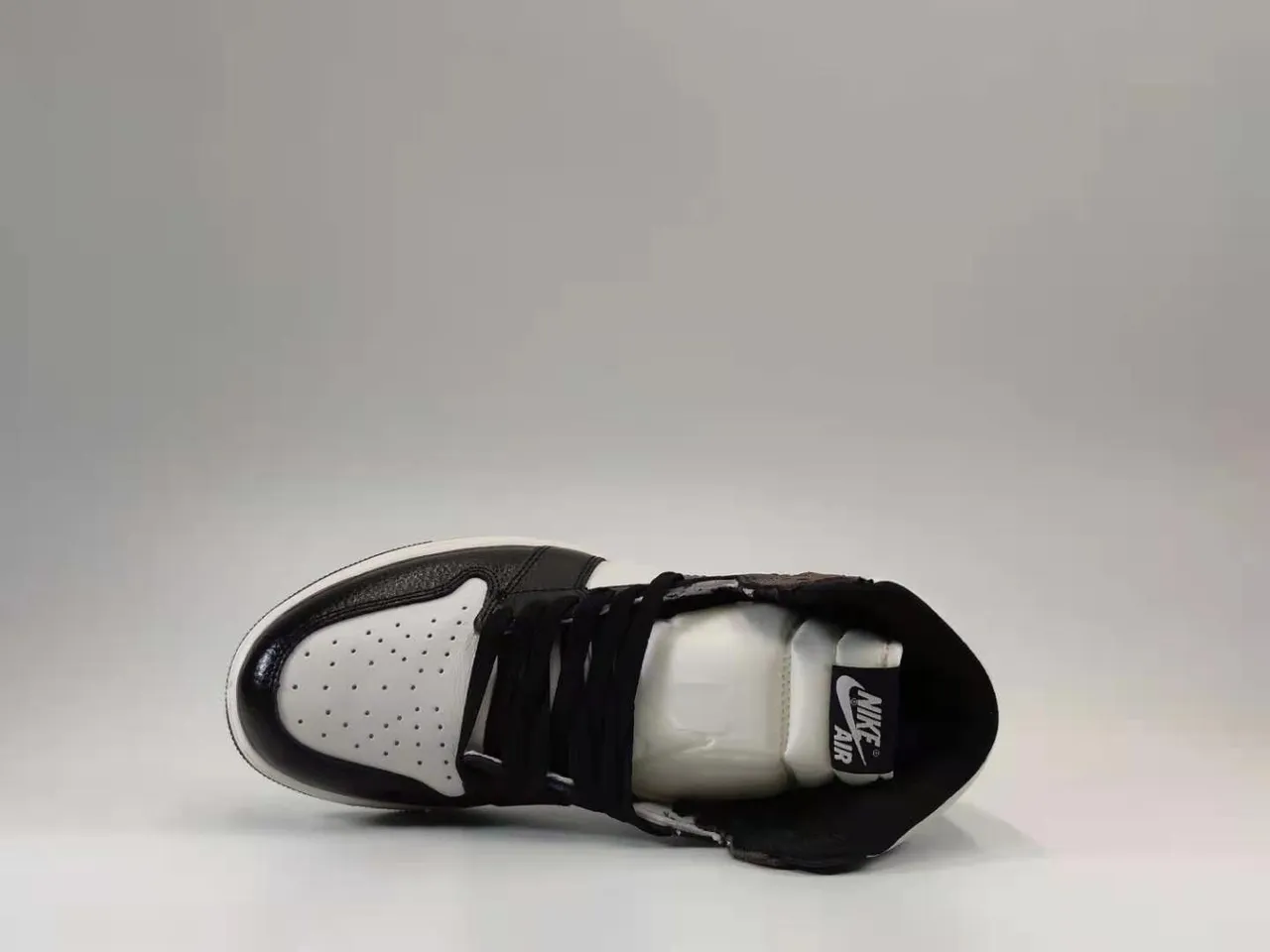 Tênis de basquete Air Jordan de cano alto com cabedal em couro e mesh preto e marrom 2