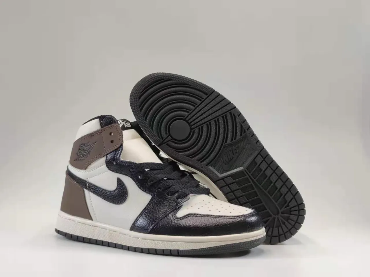 Tênis de basquete Air Jordan de cano alto com cabedal em couro e mesh preto e marrom 3