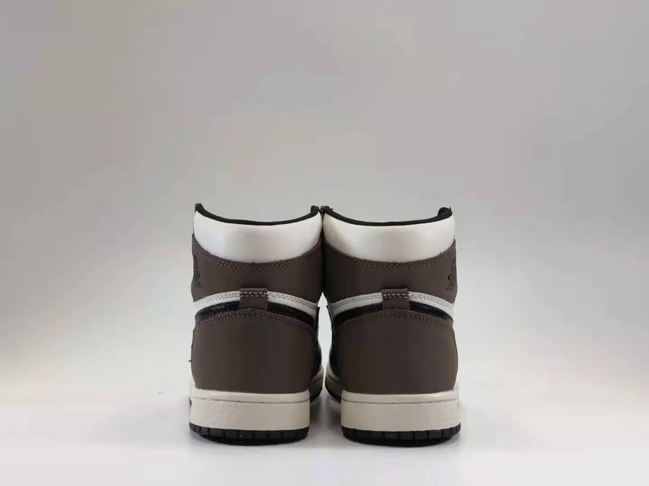 Tênis de basquete Air Jordan de cano alto com cabedal em couro e mesh preto e marrom 4