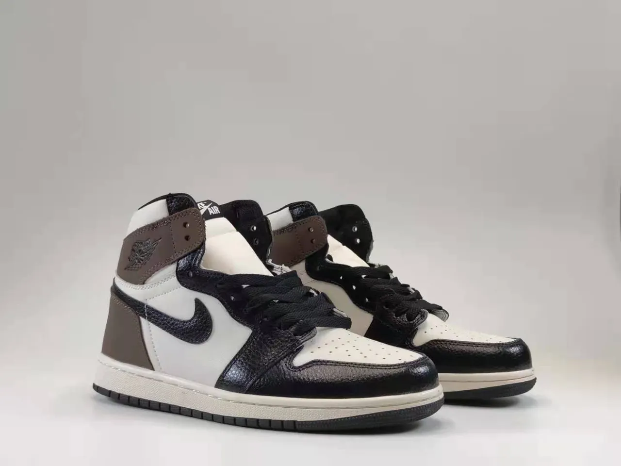 Tênis de basquete Air Jordan de cano alto com cabedal em couro e mesh preto e marrom 5