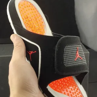 Chinelos Air Jordan preto e laranja com cabedal tipo camurça e acabamento em debrum branco