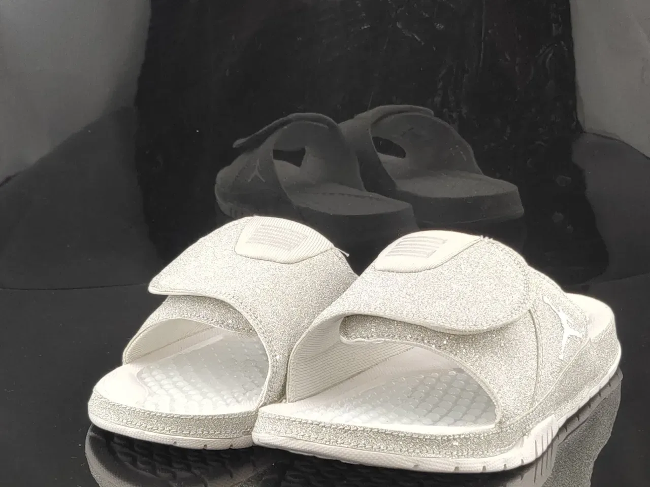 Air Jordan فضي أبيض لامع أعلى قالب قدم حذاء منزلي 2