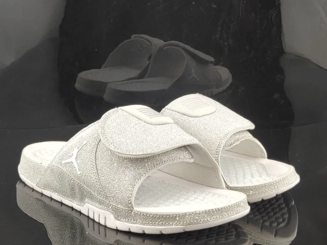 Air Jordan فضي أبيض لامع أعلى قالب قدم حذاء منزلي 3