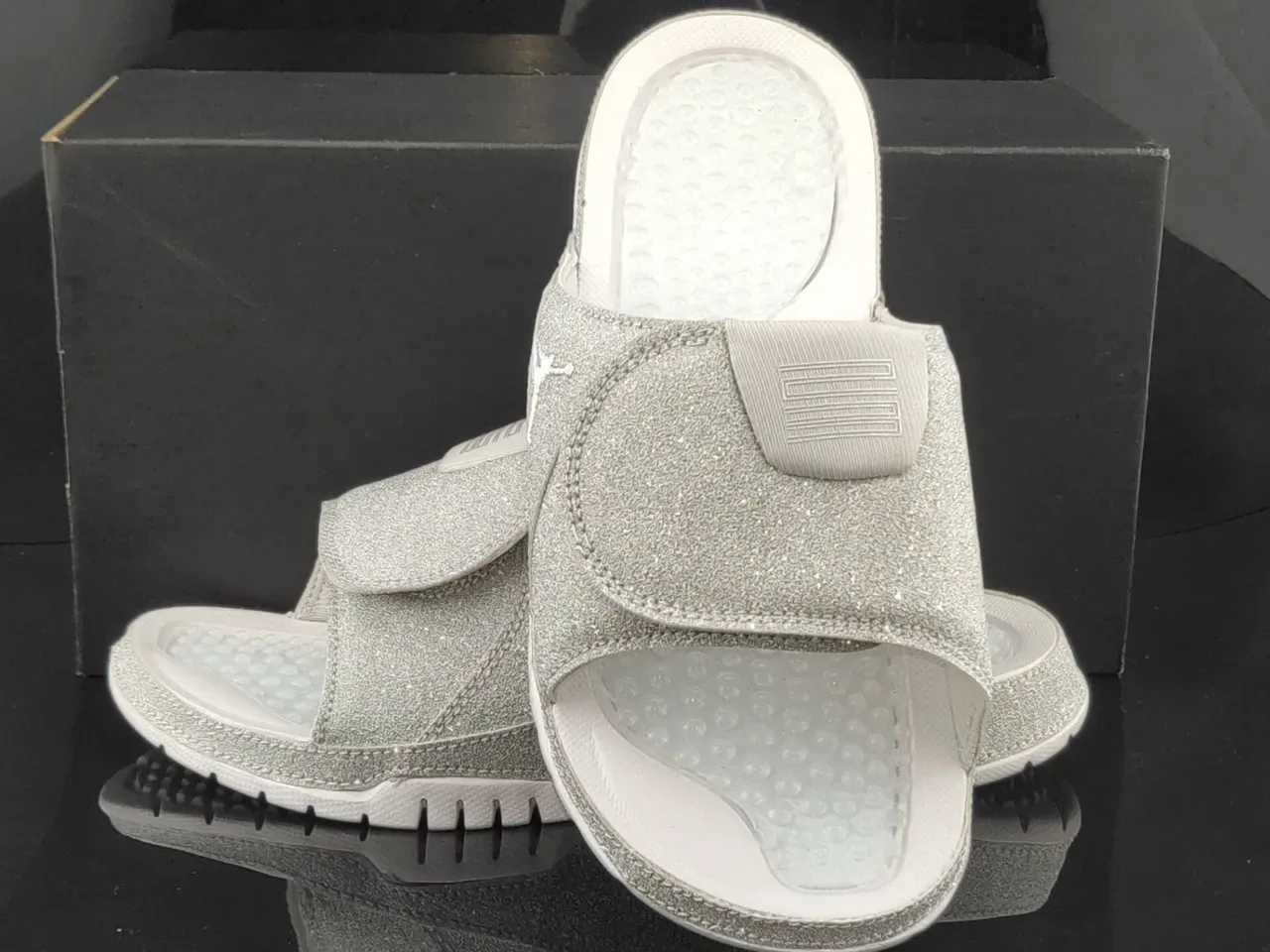 Air Jordan فضي أبيض لامع أعلى قالب قدم حذاء منزلي 4