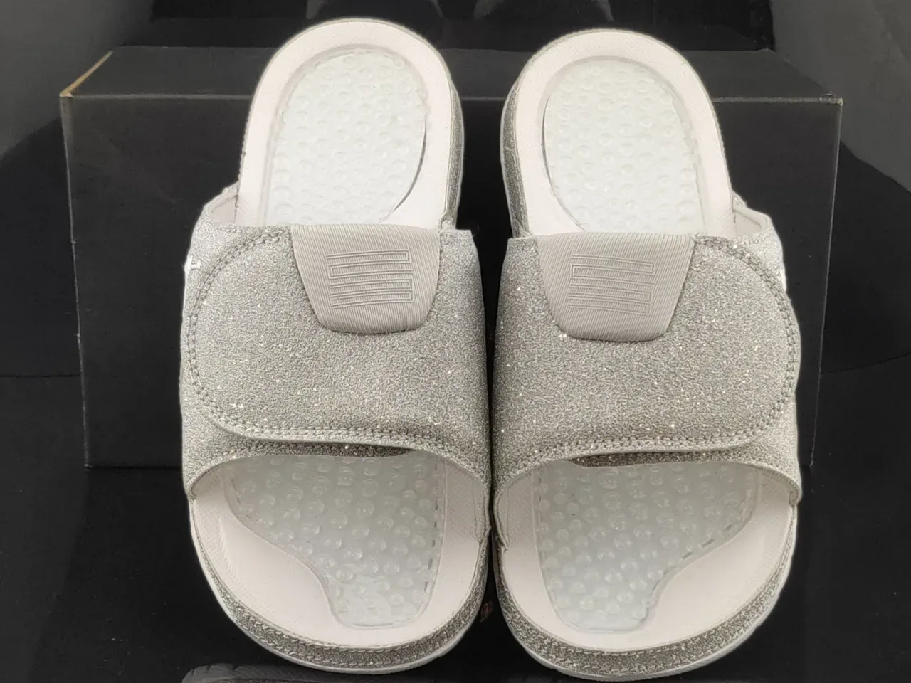 Air Jordan فضي أبيض لامع أعلى قالب قدم حذاء منزلي 5