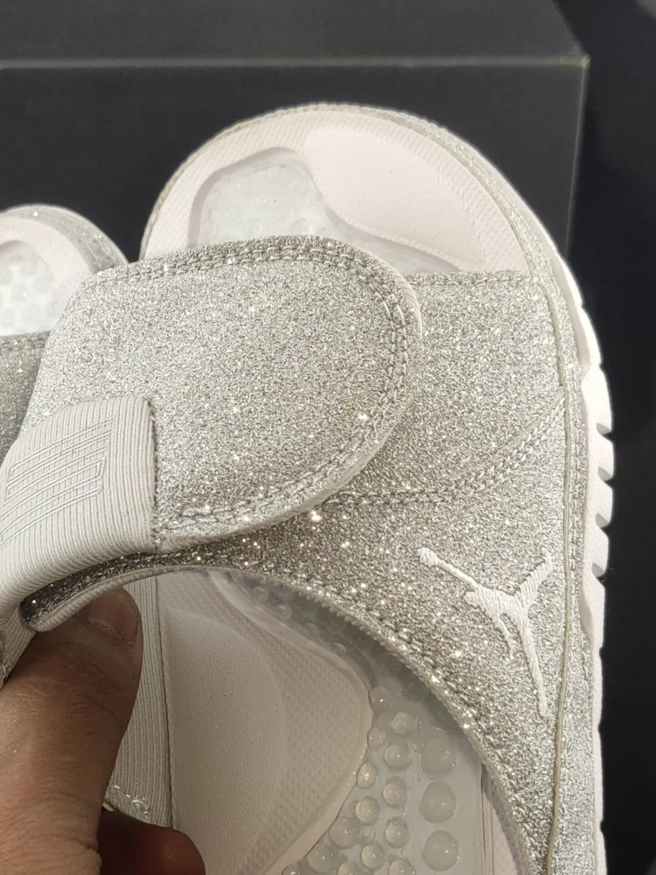 Air Jordan فضي أبيض لامع أعلى قالب قدم حذاء منزلي 6