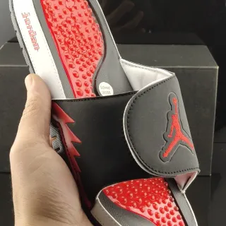 Chinelos Air Jordan Slide preto cinza vermelho com sola exterior em cápsulas