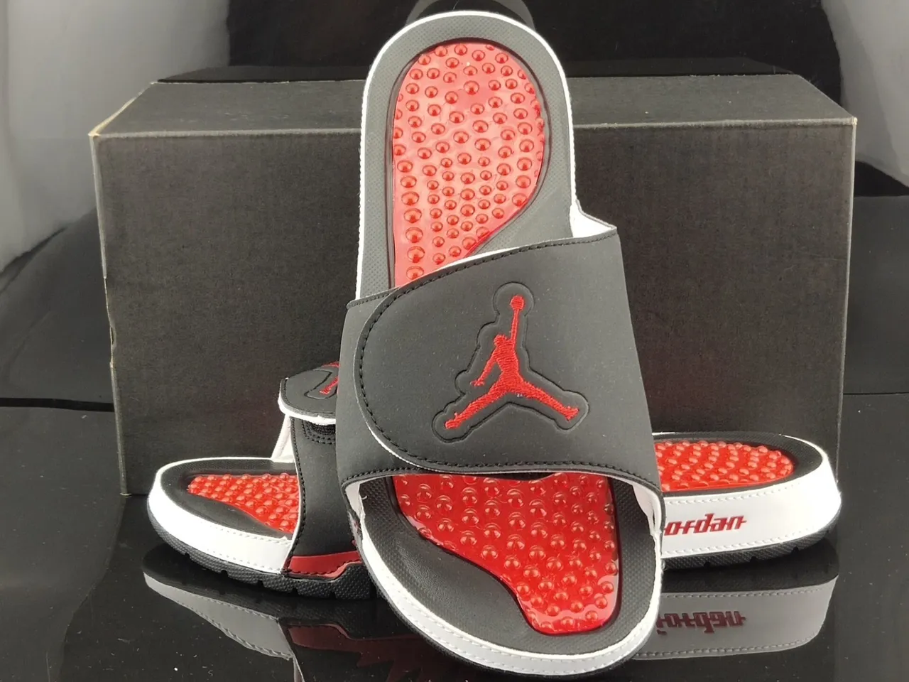 Chanclas Air Jordan Slide negro gris rojo con suela exterior con almohadillas 4