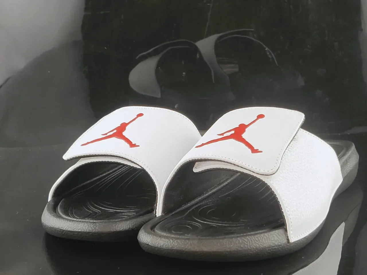 Air Jordan Slide Blancas y Negras Suela de Goma Moldeada Outsole Texturizado Sandalias 2