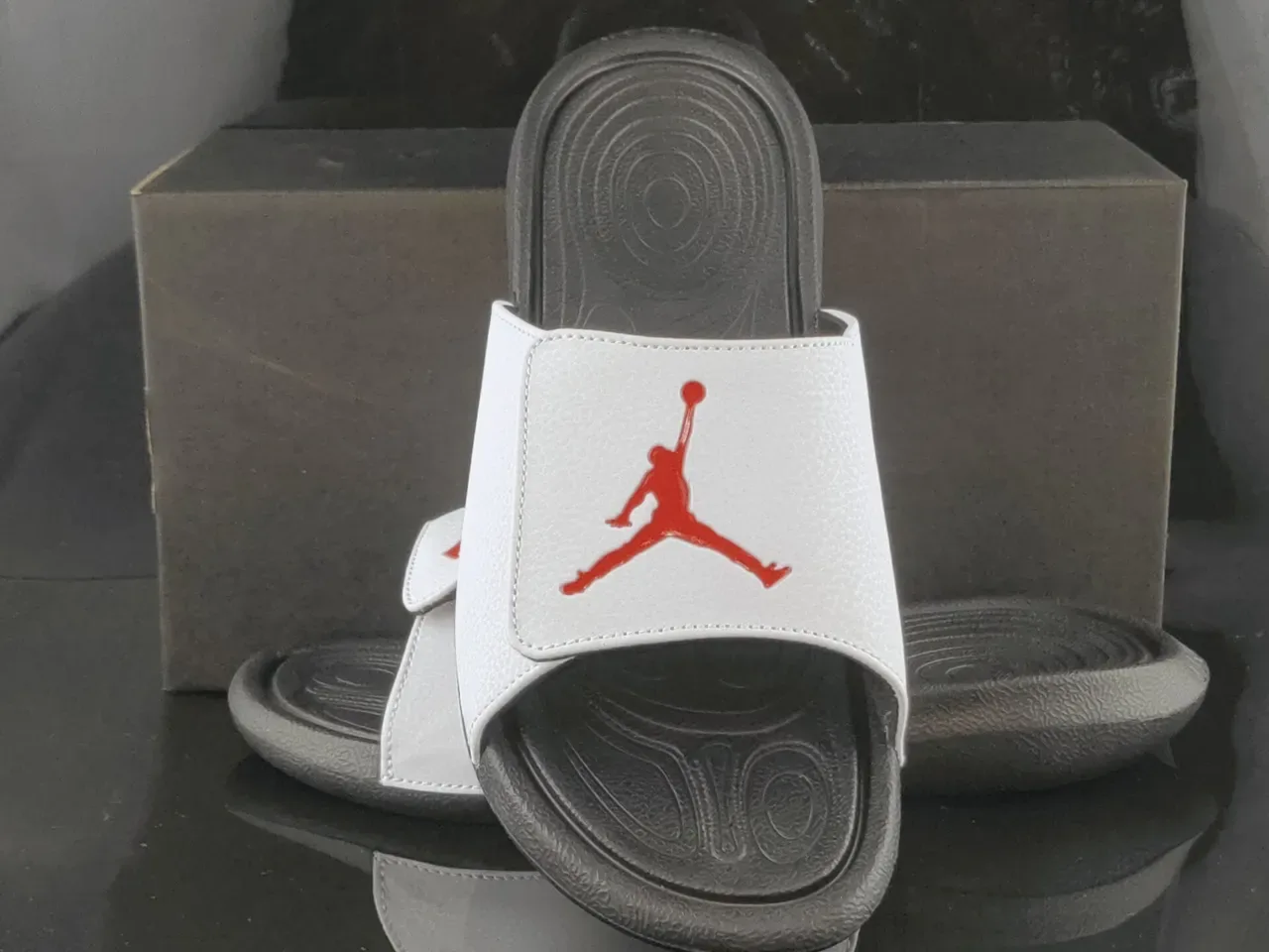 Air Jordan Slide Blancas y Negras Suela de Goma Moldeada Outsole Texturizado Sandalias 3