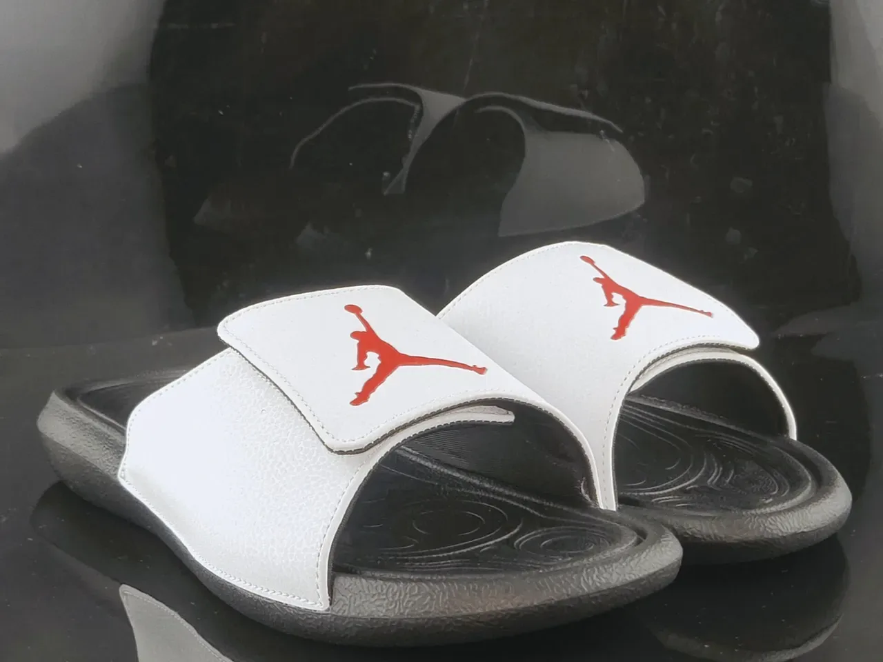 Air Jordan Slide Blancas y Negras Suela de Goma Moldeada Outsole Texturizado Sandalias 4