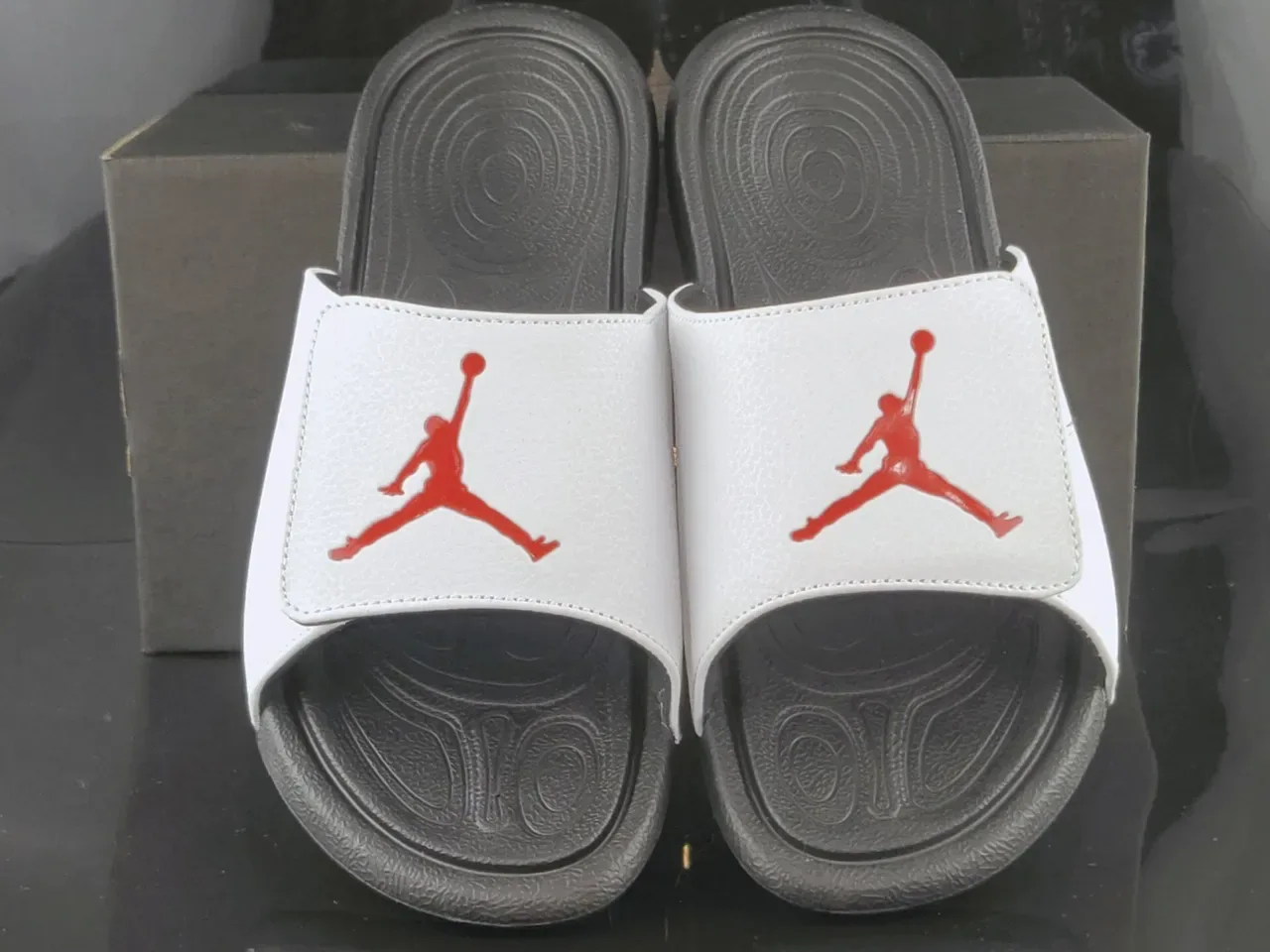 Air Jordan Slide Blancas y Negras Suela de Goma Moldeada Outsole Texturizado Sandalias 5