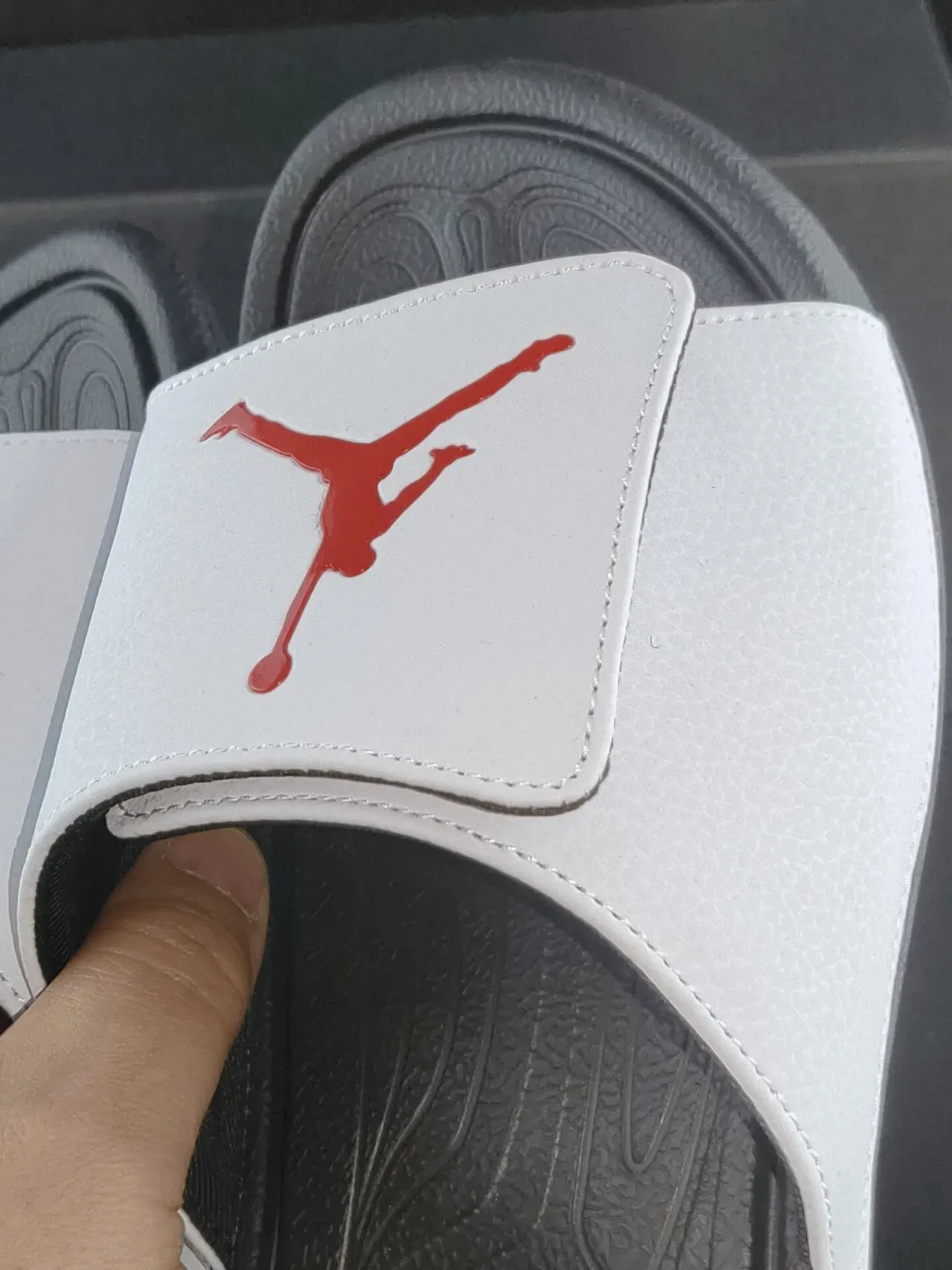Air Jordan Slide Blancas y Negras Suela de Goma Moldeada Outsole Texturizado Sandalias 6