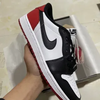 Tênis lifestyle Air Jordan cano baixo branco e preto com cabedal de couro