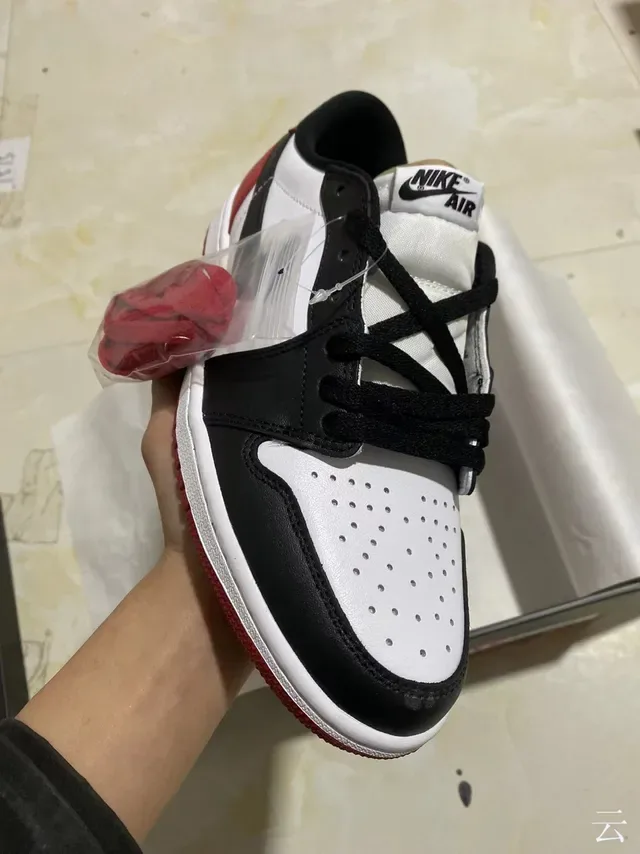 حذاء رياضي لايف ستايل Air Jordan بقصة منخفضة وجزء علوي من الجلد بلون أبيض وأسود 2