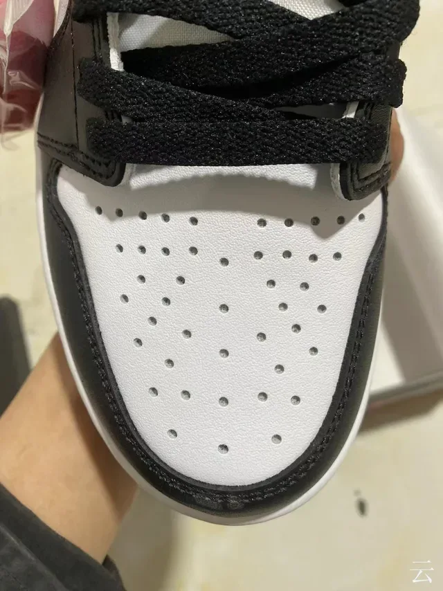 حذاء رياضي لايف ستايل Air Jordan بقصة منخفضة وجزء علوي من الجلد بلون أبيض وأسود 3