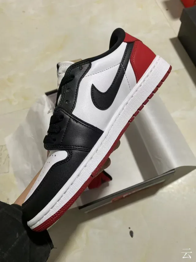 حذاء رياضي لايف ستايل Air Jordan بقصة منخفضة وجزء علوي من الجلد بلون أبيض وأسود 4