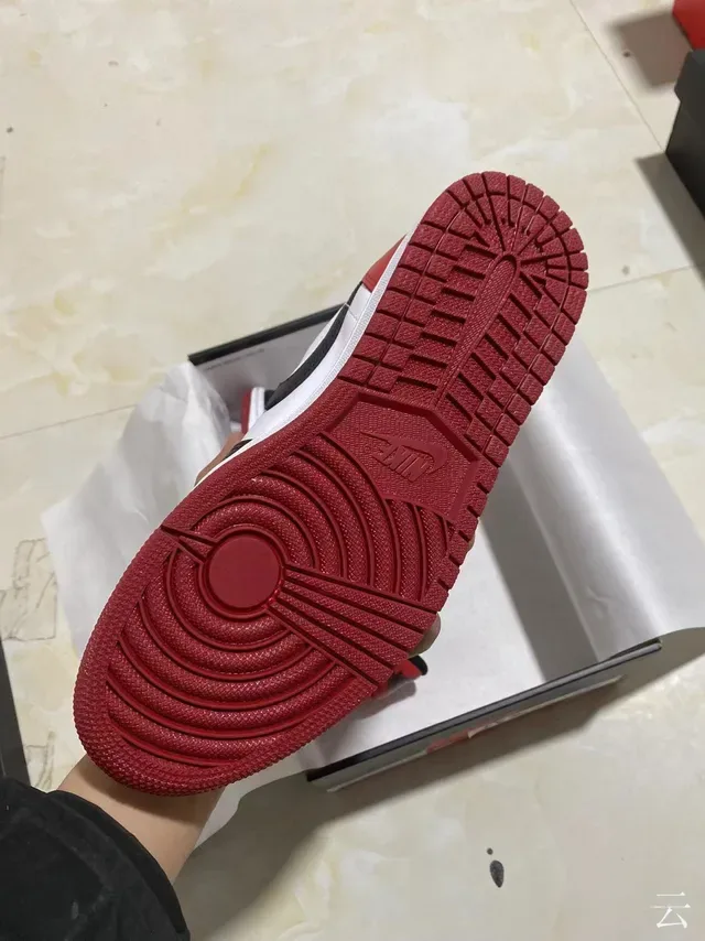 حذاء رياضي لايف ستايل Air Jordan بقصة منخفضة وجزء علوي من الجلد بلون أبيض وأسود 5