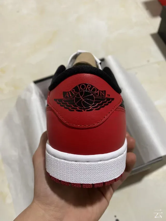 حذاء رياضي لايف ستايل Air Jordan بقصة منخفضة وجزء علوي من الجلد بلون أبيض وأسود 6