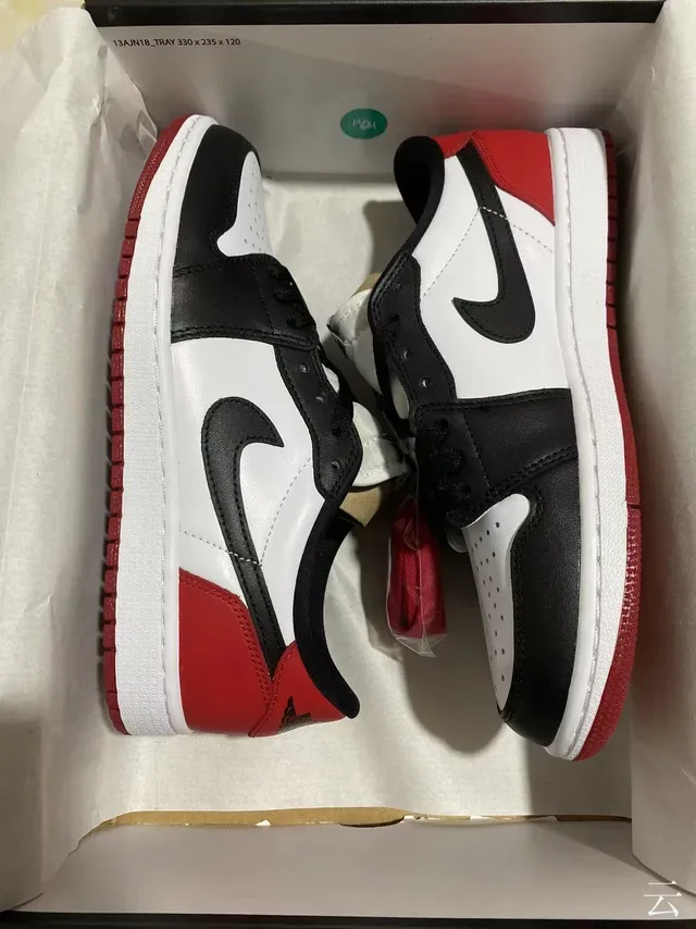 حذاء رياضي لايف ستايل Air Jordan بقصة منخفضة وجزء علوي من الجلد بلون أبيض وأسود 7