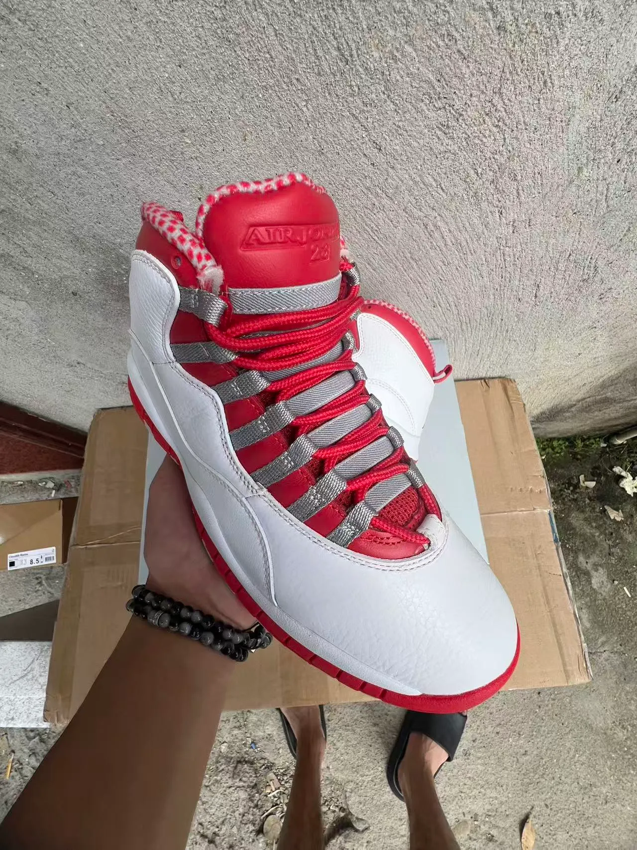 Zapatillas de baloncesto de caña alta Air Jordan con parte superior de cuero blanco y rojo 2