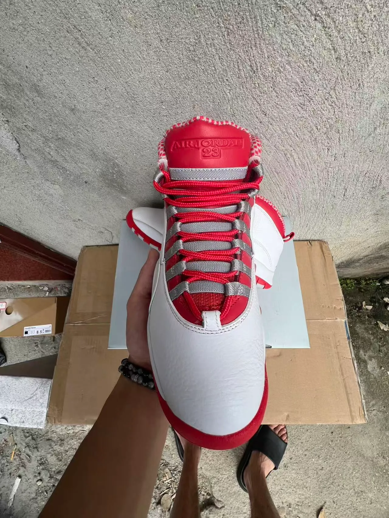 Zapatillas de baloncesto de caña alta Air Jordan con parte superior de cuero blanco y rojo 3