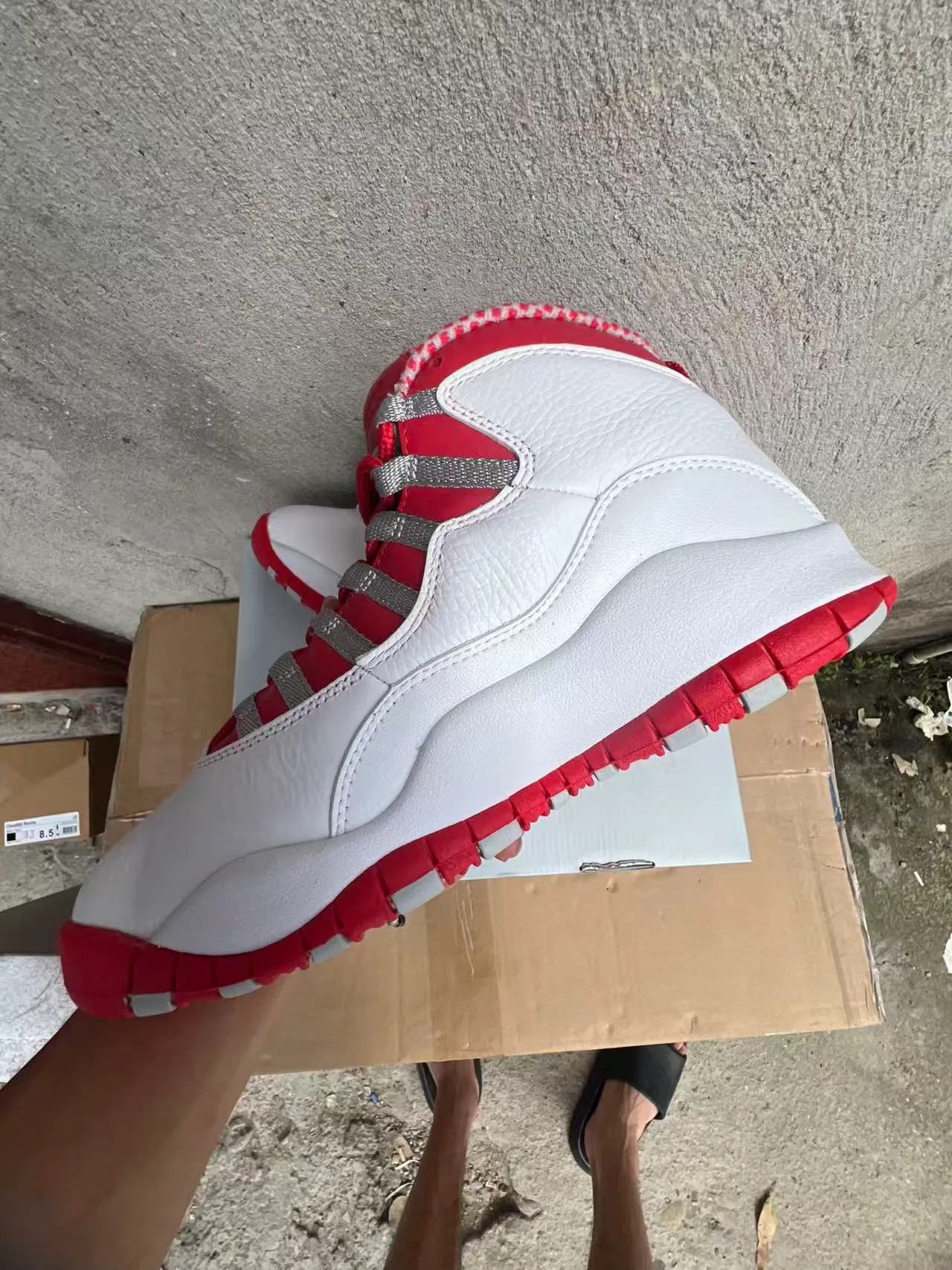 Zapatillas de baloncesto de caña alta Air Jordan con parte superior de cuero blanco y rojo 5