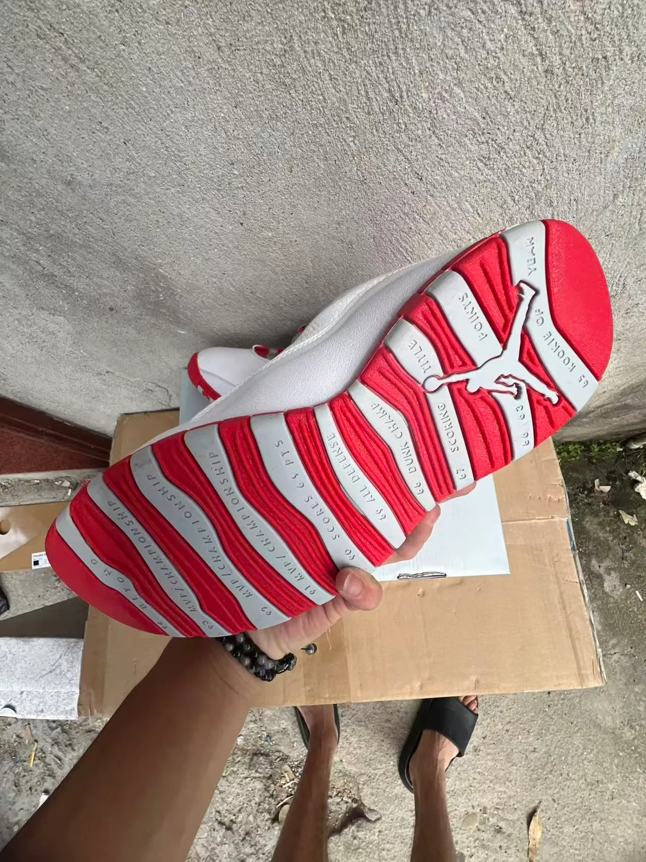 Zapatillas de baloncesto de caña alta Air Jordan con parte superior de cuero blanco y rojo 6