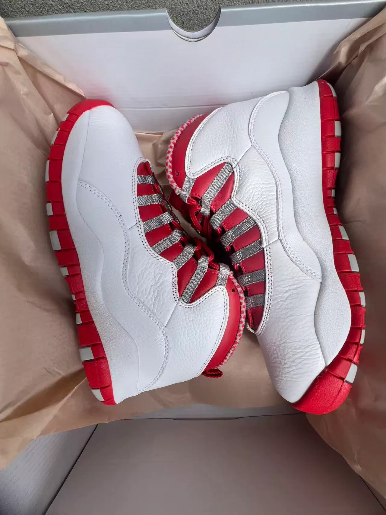 Zapatillas de baloncesto de caña alta Air Jordan con parte superior de cuero blanco y rojo 9