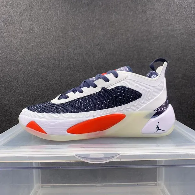 Tênis de basquete Air Jordan XXXVIII com cabedal em malha azul-marinho e vermelho e entressola esculpida 2
