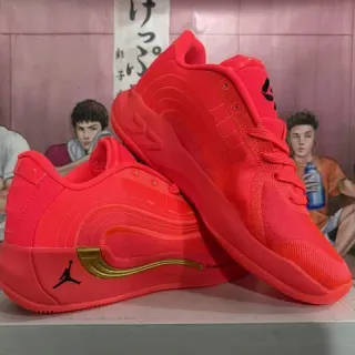 Tênis de basquete Air Jordan XXXVIII monocromático vermelho e dourado