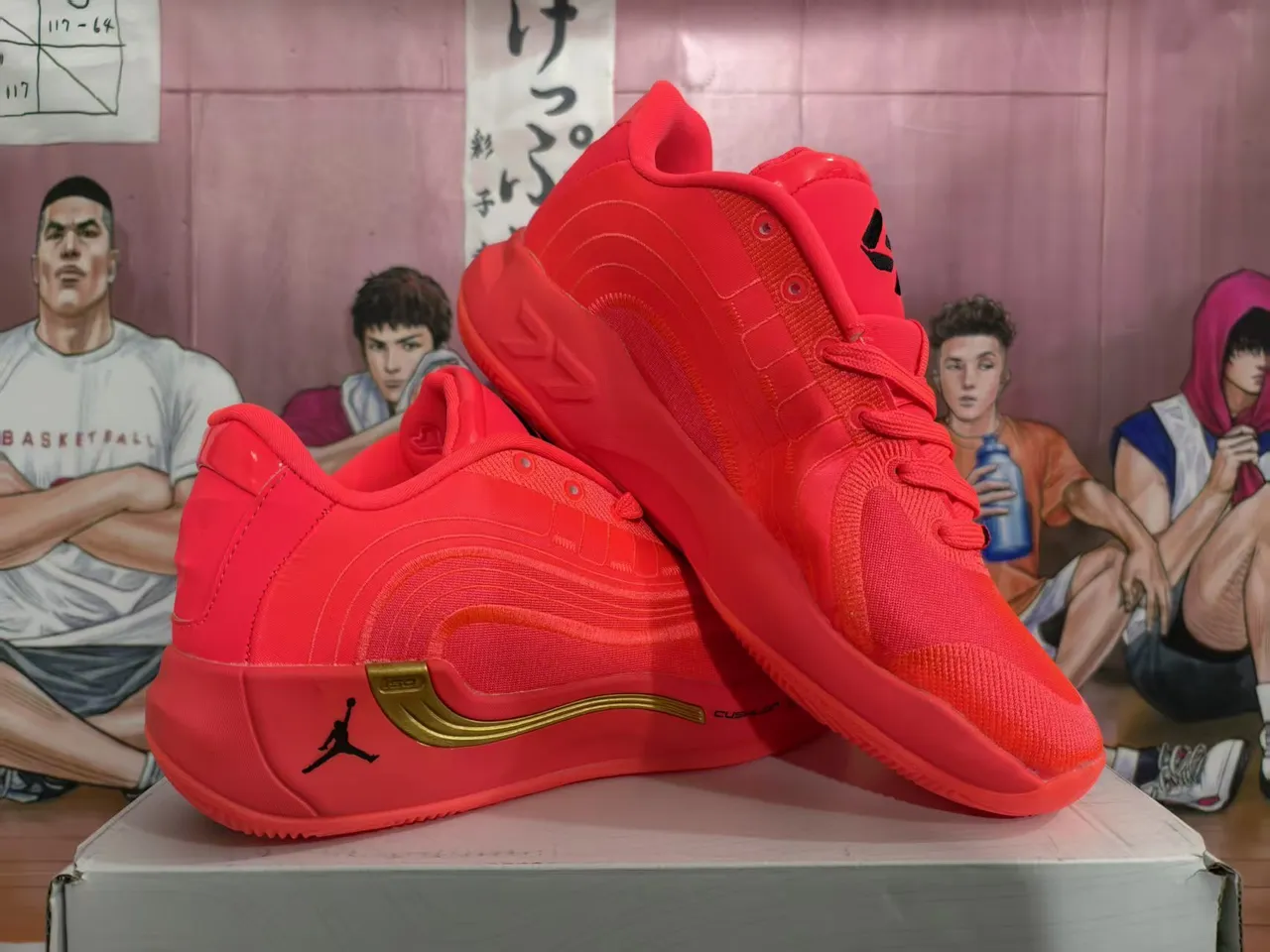 Chaussures de basketball Air Jordan XXXVIII monochromes rouge et or 2