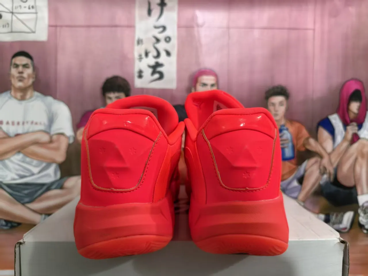 Chaussures de basketball Air Jordan XXXVIII monochromes rouge et or 4