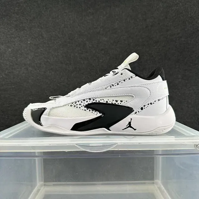 Air Jordan XXXVIII সাদা কালো লো-টপ সিলুয়েট স্পেক্‌ল্ড মেশ প্যানেলিং বাস্কেটবল জুতো 2