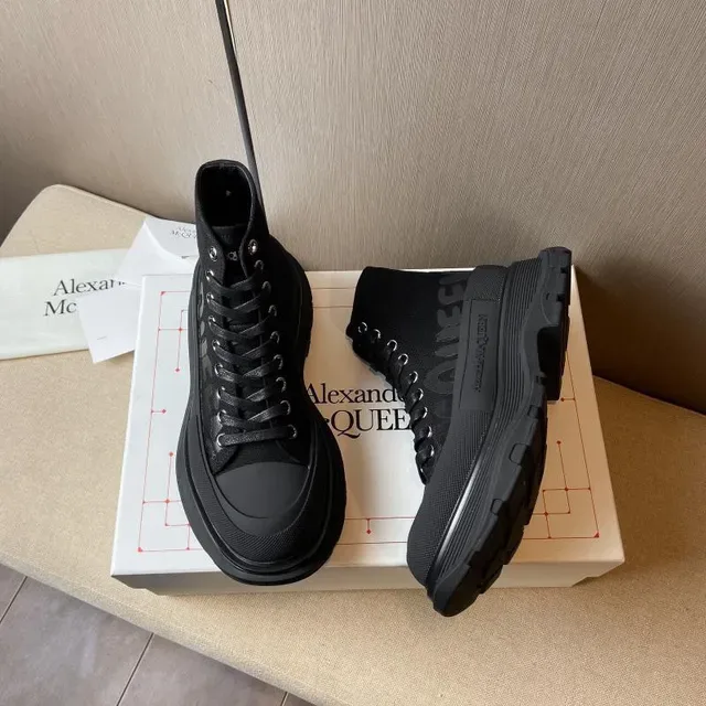 Alexander McQueen Botas Martin Preto de Cano Alto Plataforma 8