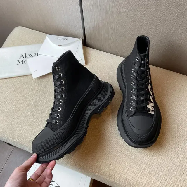 Alexander McQueen Bottes de Cheville Noir Blanc Upper Knit Logo Lateral Bold 2