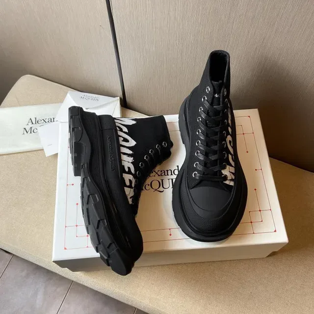 Alexander McQueen Bottes de Cheville Noir Blanc Upper Knit Logo Lateral Bold 3