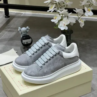 Alexander McQueen 超大号灰色麂皮白底生活方式运动鞋