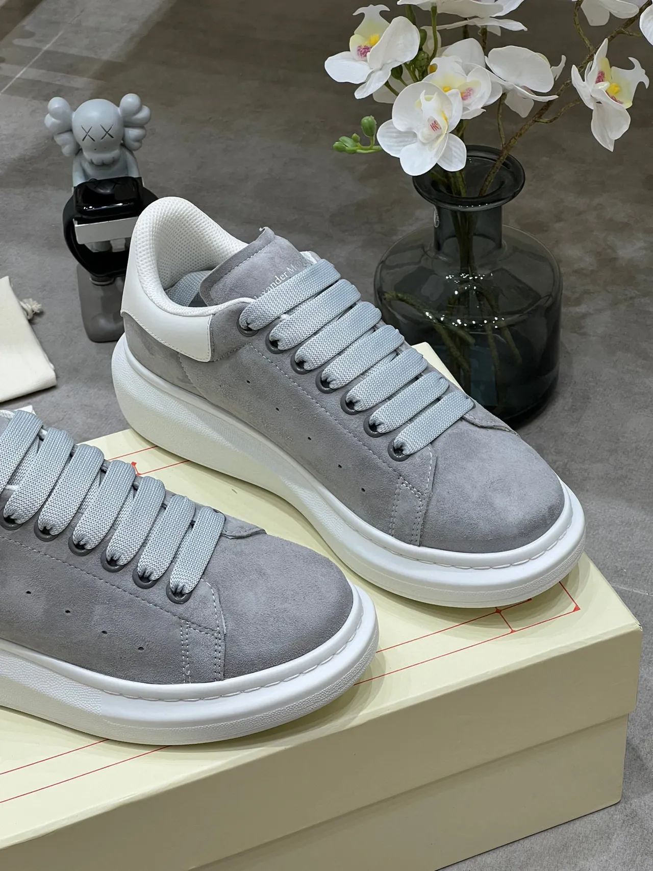 Alexander McQueen حذاء oversized جلد رمادي سول أبيض أسلوب حياة sneakers 2