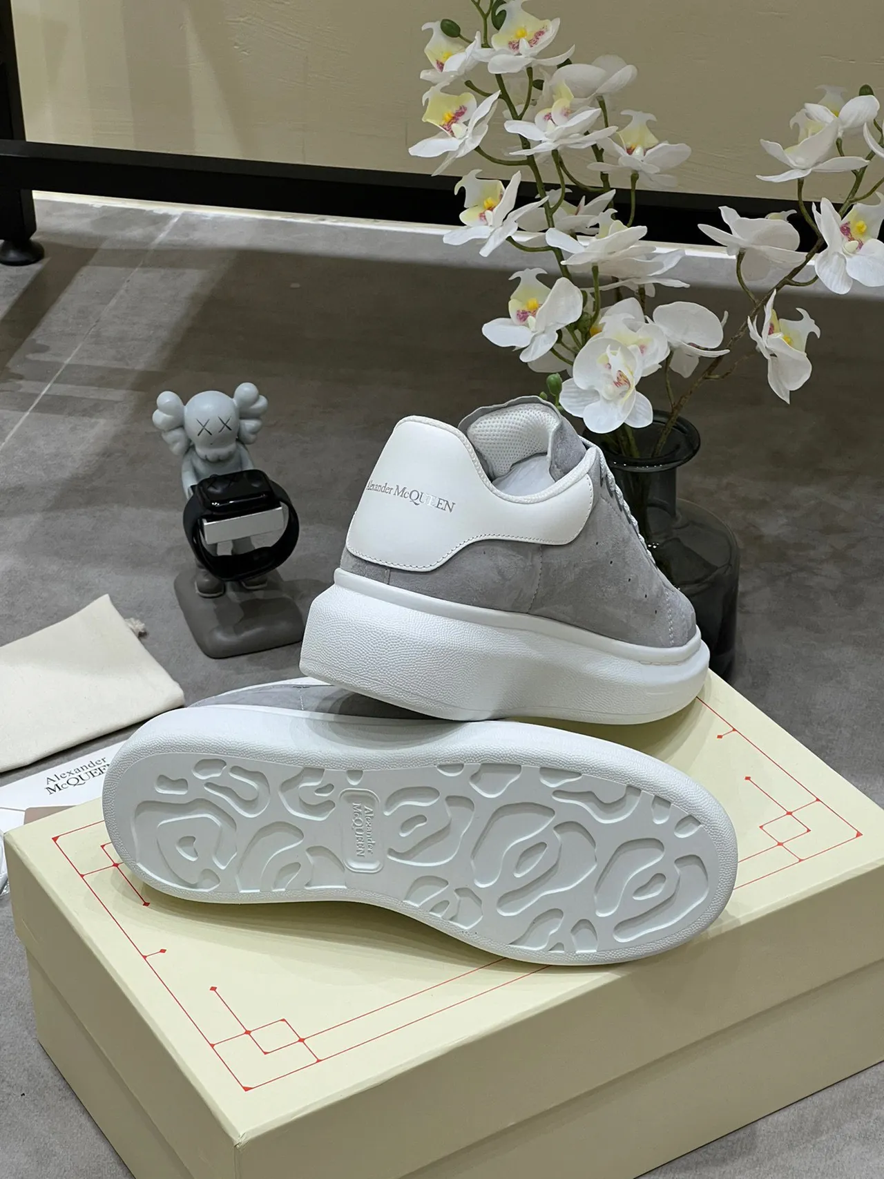 Alexander McQueen حذاء oversized جلد رمادي سول أبيض أسلوب حياة sneakers 3