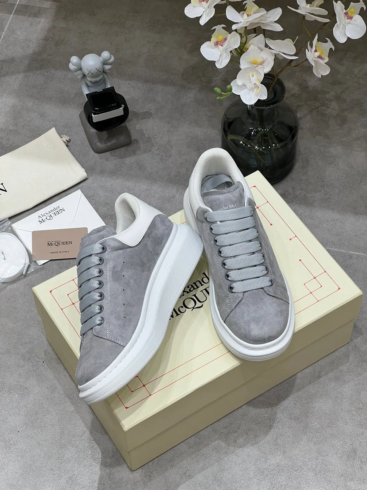 Alexander McQueen حذاء oversized جلد رمادي سول أبيض أسلوب حياة sneakers 4