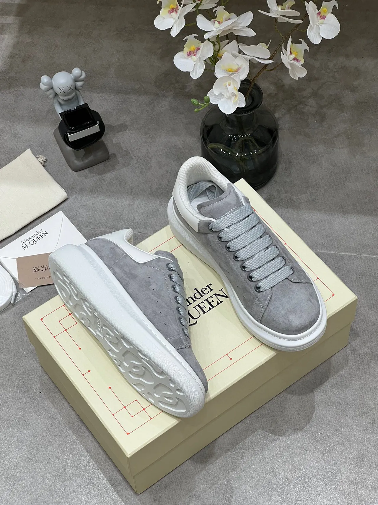 Alexander McQueen حذاء oversized جلد رمادي سول أبيض أسلوب حياة sneakers 5