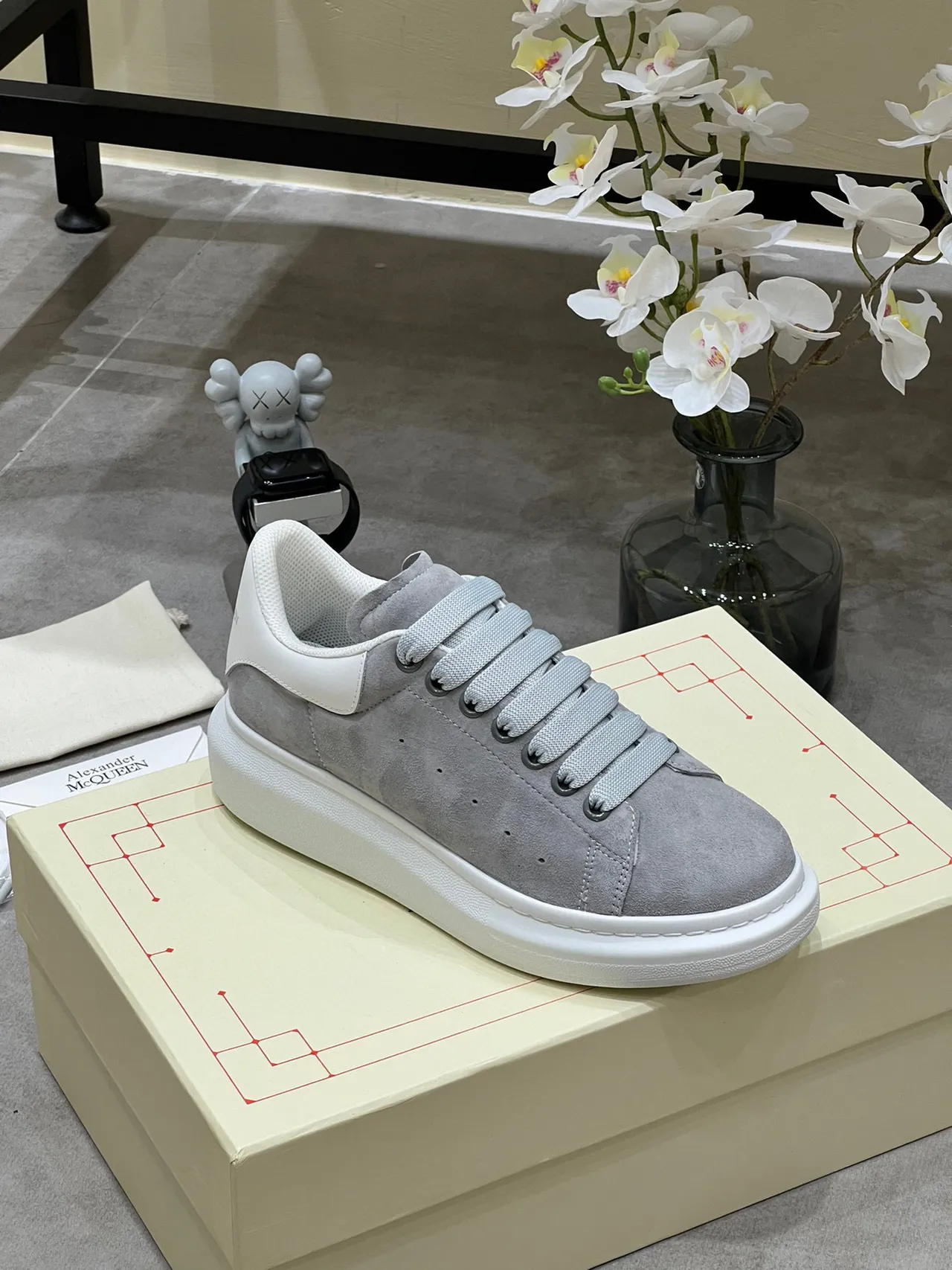 Alexander McQueen حذاء oversized جلد رمادي سول أبيض أسلوب حياة sneakers 6