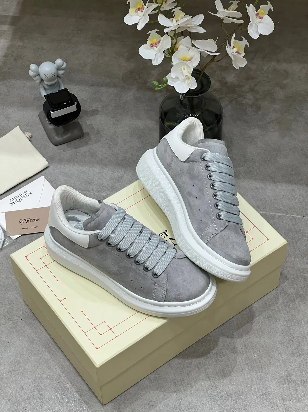 Alexander McQueen حذاء oversized جلد رمادي سول أبيض أسلوب حياة sneakers 7