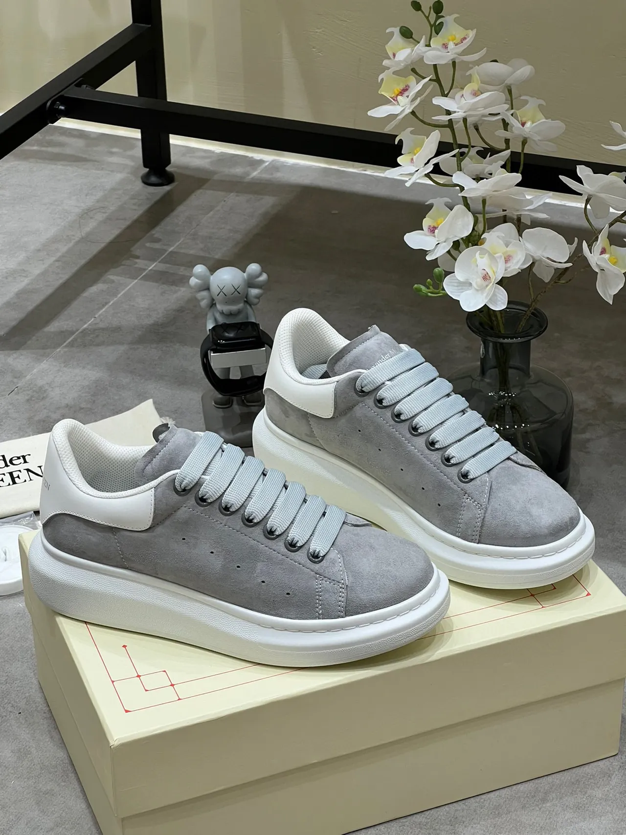 Alexander McQueen حذاء oversized جلد رمادي سول أبيض أسلوب حياة sneakers 8